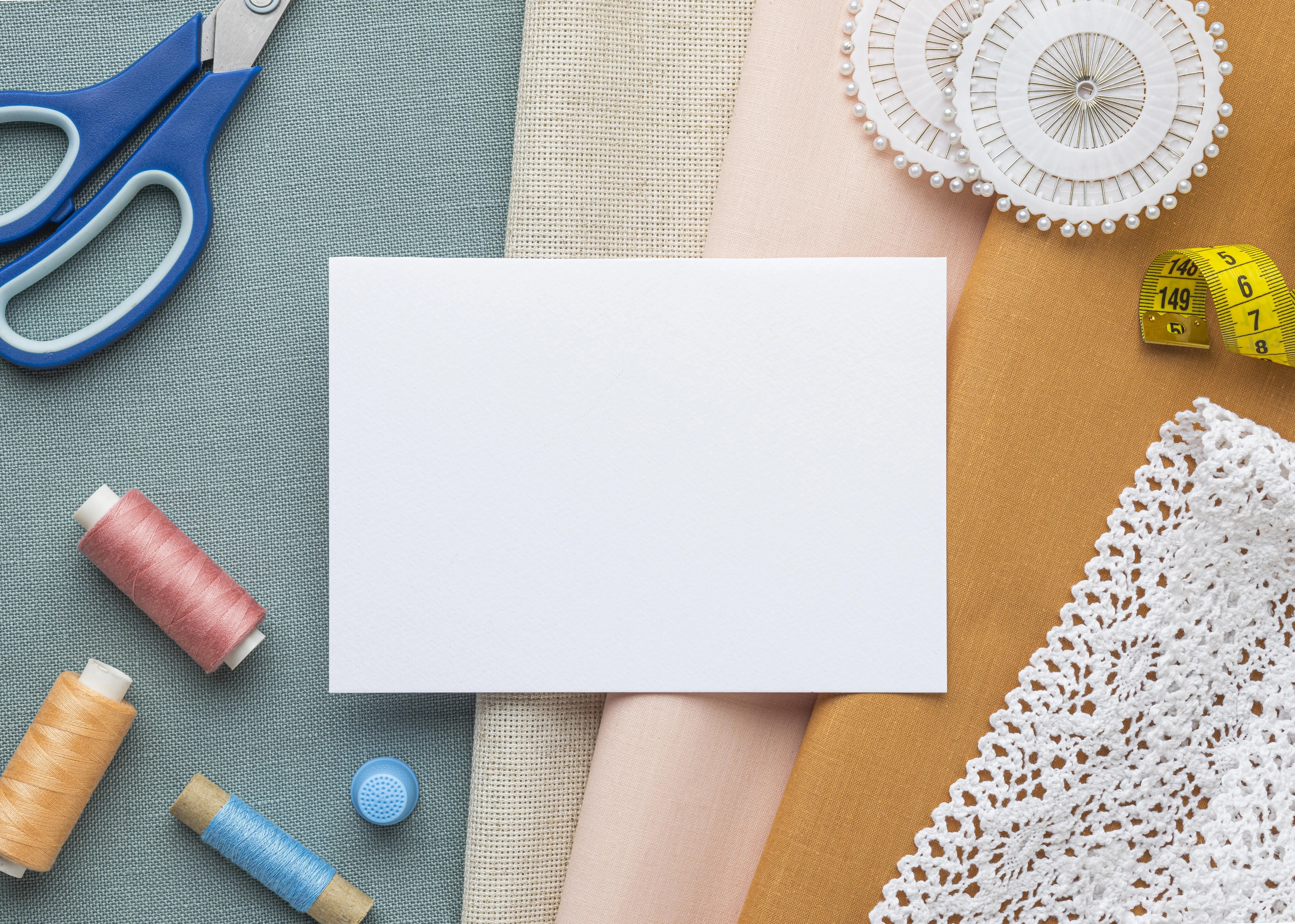 Ansicht von oben auf ein Nähset mit Stoff und Faden.